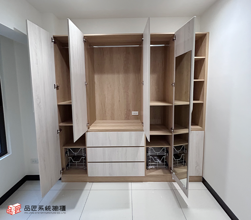 開門衣櫃